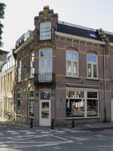 908651 Gezicht op het winkelhoekpand Gruttersdijk 42 te Utrecht, met op de voorgrond de Adelaarstraat.N.B. bouwjaar: ...